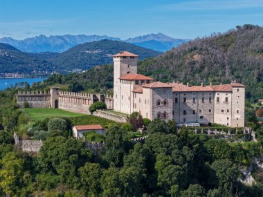 İtalya 'daki Maggiore Gölü' ndeki Angra şatosunun insansız hava aracı görüntüsü