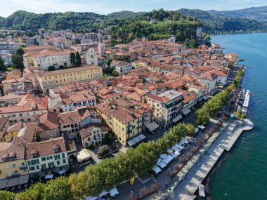 Arona, İtalya - 6 Eylül 2025: İHA görüntüsü İtalya 'daki Maggiore Gölü üzerindeki Arona köyünde