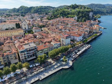 Arona, İtalya - 6 Eylül 2025: İHA görüntüsü İtalya 'daki Maggiore Gölü üzerindeki Arona köyünde
