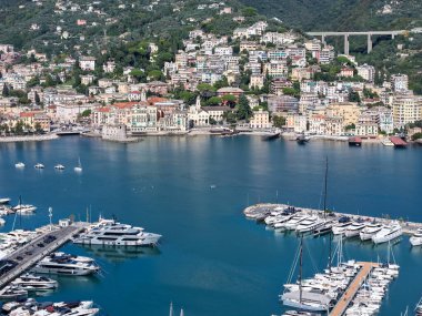 İtalya 'da Liguria' daki Rapallo 'daki kıyıya insansız hava aracı görüntüsü
