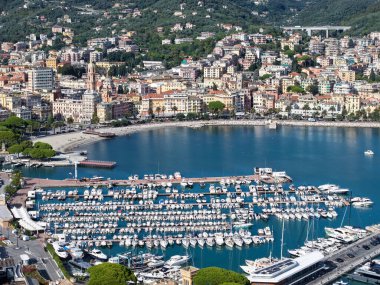 İtalya 'da Liguria' daki Rapallo 'daki kıyıya insansız hava aracı görüntüsü