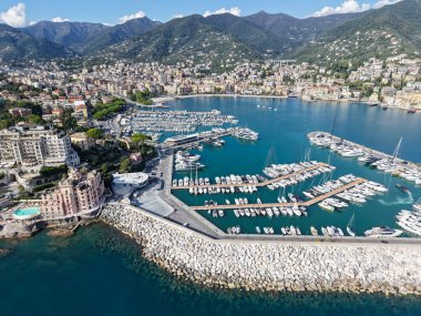 İtalya 'da Liguria' daki Rapallo 'daki kıyıya insansız hava aracı görüntüsü