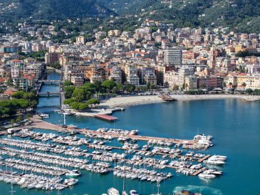 İtalya 'da Liguria' daki Rapallo 'daki kıyıya insansız hava aracı görüntüsü