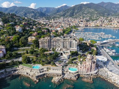 İtalya 'da Liguria' daki Rapallo 'daki kıyıya insansız hava aracı görüntüsü