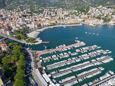 İtalya 'da Liguria' daki Rapallo 'daki kıyıya insansız hava aracı görüntüsü