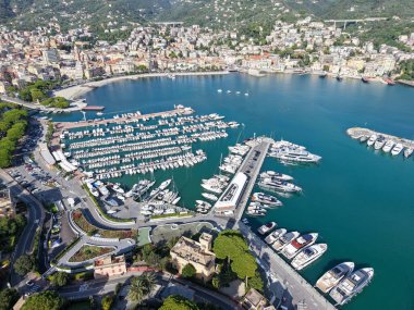 İtalya 'da Liguria' daki Rapallo 'daki kıyıya insansız hava aracı görüntüsü