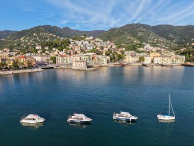 İtalya 'da Liguria' daki Rapallo 'daki kıyıya insansız hava aracı görüntüsü