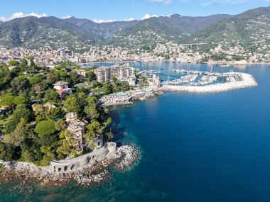 İtalya 'da Liguria' daki Rapallo 'daki kıyıya insansız hava aracı görüntüsü