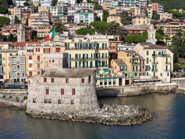 İtalya 'da Liguria' daki Rapallo 'daki kıyıya insansız hava aracı görüntüsü