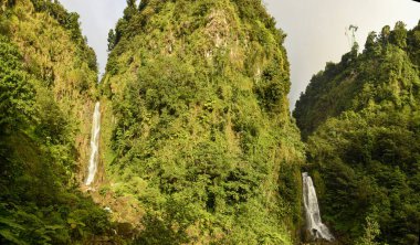 Domenica adasındaki Trafalgar Şelalesi manzarası