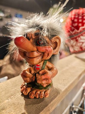 Tromso, Norveç - 27 Aralık 2025: Norveç 'te Tromso' daki bir dükkanda Troll heykeli