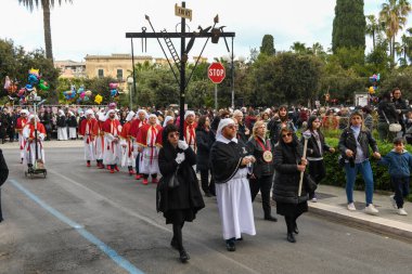 Bisceglie, İtalya - 18 Nisan 2025: Paskalya geçişleri sırasında Bisceglie sokaklarında yürüyen insanlar