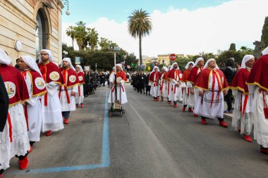 Bisceglie, İtalya - 18 Nisan 2025: Paskalya geçişleri sırasında Bisceglie sokaklarında yürüyen insanlar