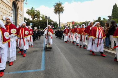 Bisceglie, İtalya - 18 Nisan 2025: Paskalya geçişleri sırasında Bisceglie sokaklarında yürüyen insanlar