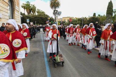 Bisceglie, İtalya - 18 Nisan 2025: Paskalya geçişleri sırasında Bisceglie sokaklarında yürüyen insanlar