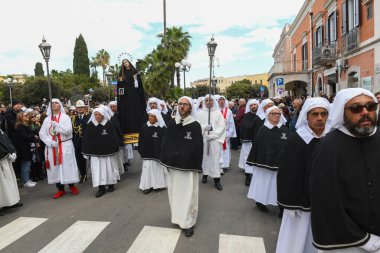 Bisceglie, İtalya - 18 Nisan 2025: Paskalya geçişleri sırasında Bisceglie sokaklarında yürüyen insanlar