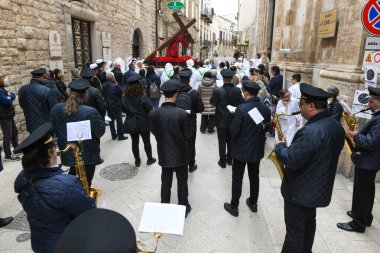 Bisceglie, İtalya - 18 Nisan 2025: Paskalya geçişleri sırasında Bisceglie sokaklarında yürüyen insanlar