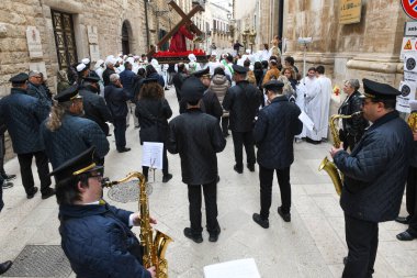 Bisceglie, İtalya - 18 Nisan 2025: Paskalya geçişleri sırasında Bisceglie sokaklarında yürüyen insanlar