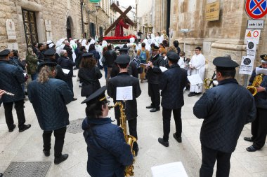 Bisceglie, İtalya - 18 Nisan 2025: Paskalya geçişleri sırasında Bisceglie sokaklarında yürüyen insanlar