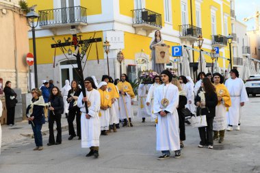 Bisceglie, İtalya - 18 Nisan 2025: Paskalya geçişleri sırasında Bisceglie sokaklarında yürüyen insanlar