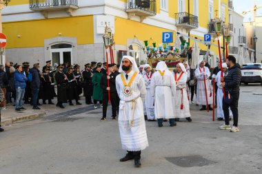 Bisceglie, İtalya - 18 Nisan 2025: Paskalya geçişleri sırasında Bisceglie sokaklarında yürüyen insanlar