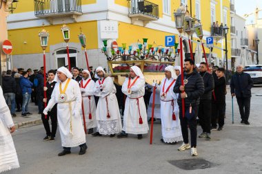 Bisceglie, İtalya - 18 Nisan 2025: Paskalya geçişleri sırasında Bisceglie sokaklarında yürüyen insanlar