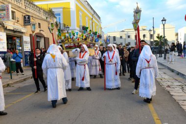Bisceglie, İtalya - 18 Nisan 2025: Paskalya geçişleri sırasında Bisceglie sokaklarında yürüyen insanlar