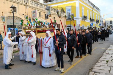 Bisceglie, İtalya - 18 Nisan 2025: Paskalya geçişleri sırasında Bisceglie sokaklarında yürüyen insanlar