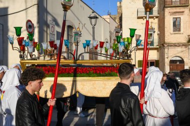 Bisceglie, İtalya - 18 Nisan 2025: Paskalya geçişleri sırasında Bisceglie sokaklarında yürüyen insanlar