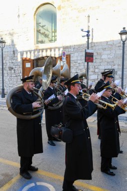 Bisceglie, İtalya - 18 Nisan 2025: Paskalya geçişleri sırasında Bisceglie sokaklarında yürüyen insanlar