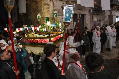 Bisceglie, İtalya - 18 Nisan 2025: Paskalya geçişleri sırasında Bisceglie sokaklarında yürüyen insanlar