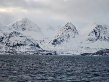 Norveç 'teki Tromso yakınlarındaki fiyortlara bak.