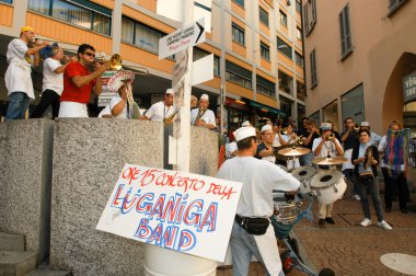 İnsanlar Gugge müzik Lugano karnavalda gerçekleştirme