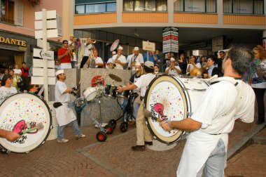 İnsanlar Gugge müzik Lugano karnavalda gerçekleştirme