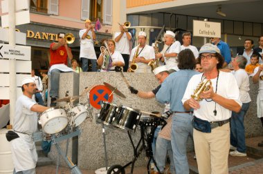 İnsanlar Gugge müzik Lugano karnavalda gerçekleştirme
