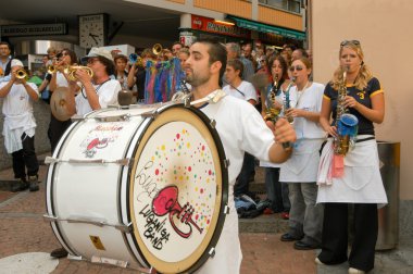 İnsanlar Gugge müzik Lugano karnavalda gerçekleştirme