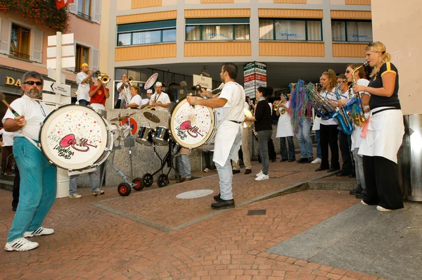 Mensen presterende Gugge muziek op het carnaval van Lugano — Stockfoto
