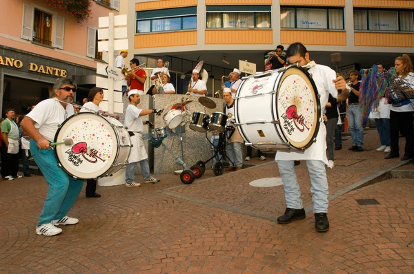 Persone che eseguono Gugge Music al carnevale di Lugano — Foto Stock