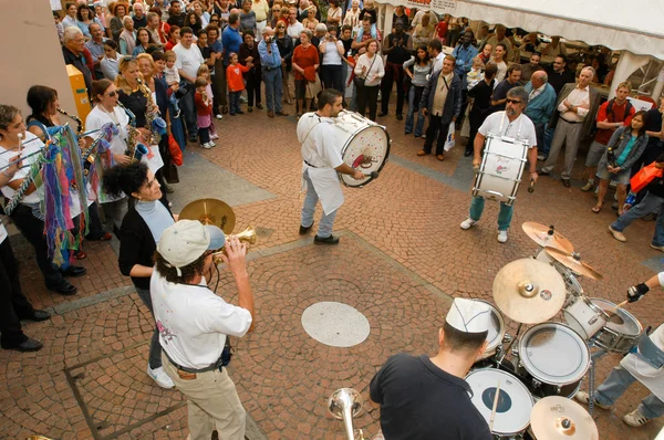 Lugano のカーニバルで Gugge 音楽を実行する人々 — ストック写真