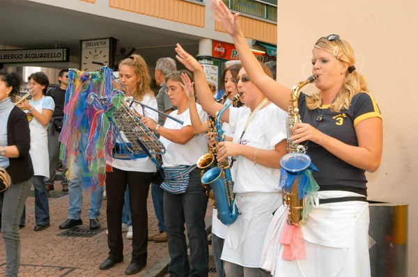 Mensen presterende Gugge muziek op het carnaval van Lugano — Stockfoto