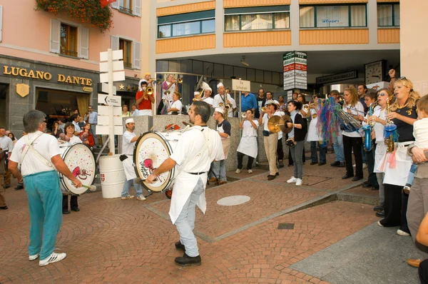 Gente tocando Gugge Music en el carnaval de Lugano — Foto de Stock