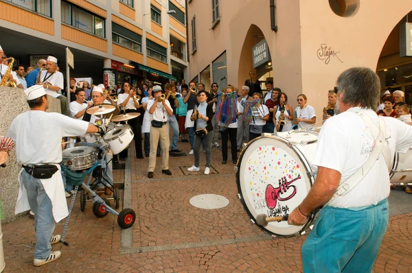 Lugano のカーニバルで Gugge 音楽を実行する人々 — ストック写真