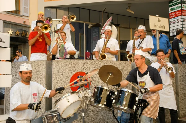 Lugano のカーニバルで Gugge 音楽を実行する人々 — ストック写真