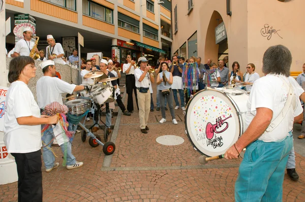 Mensen presterende Gugge muziek op het carnaval van Lugano — Stockfoto