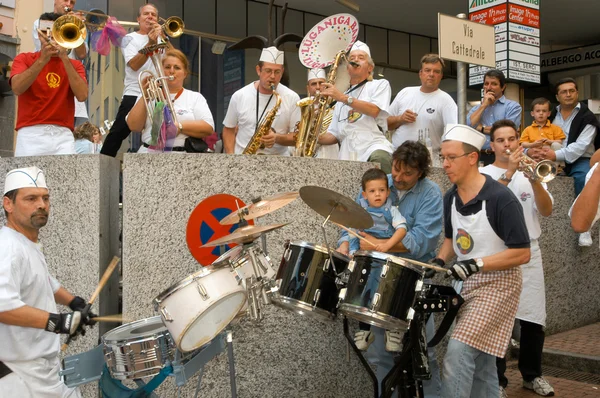 Persone che eseguono Gugge Music al carnevale di Lugano — Foto Stock