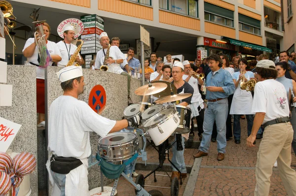 Mensen presterende Gugge muziek op het carnaval van Lugano — Stockfoto