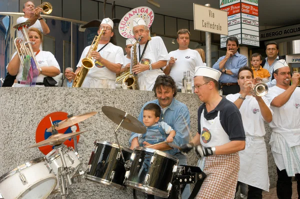 People performing Gugge Music at the carnival of Lugano — Stock Photo, Image