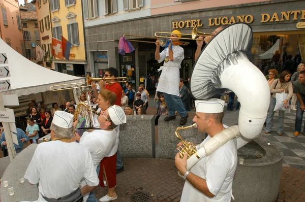 Gente tocando Gugge Music en el carnaval de Lugano — Foto de Stock