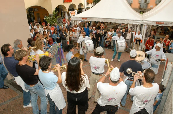 Persone che eseguono Gugge Music al carnevale di Lugano — Foto Stock