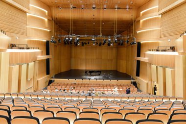 Merkezi sahnede piyano ile modern konser salonu